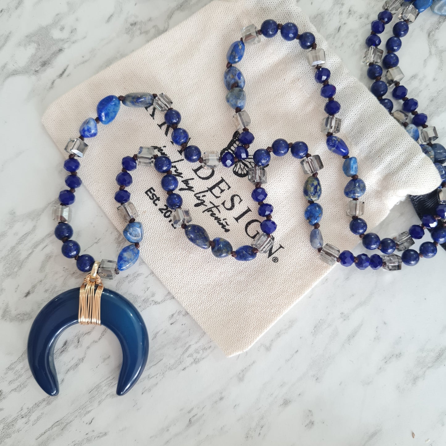 Collar cuernito azul
