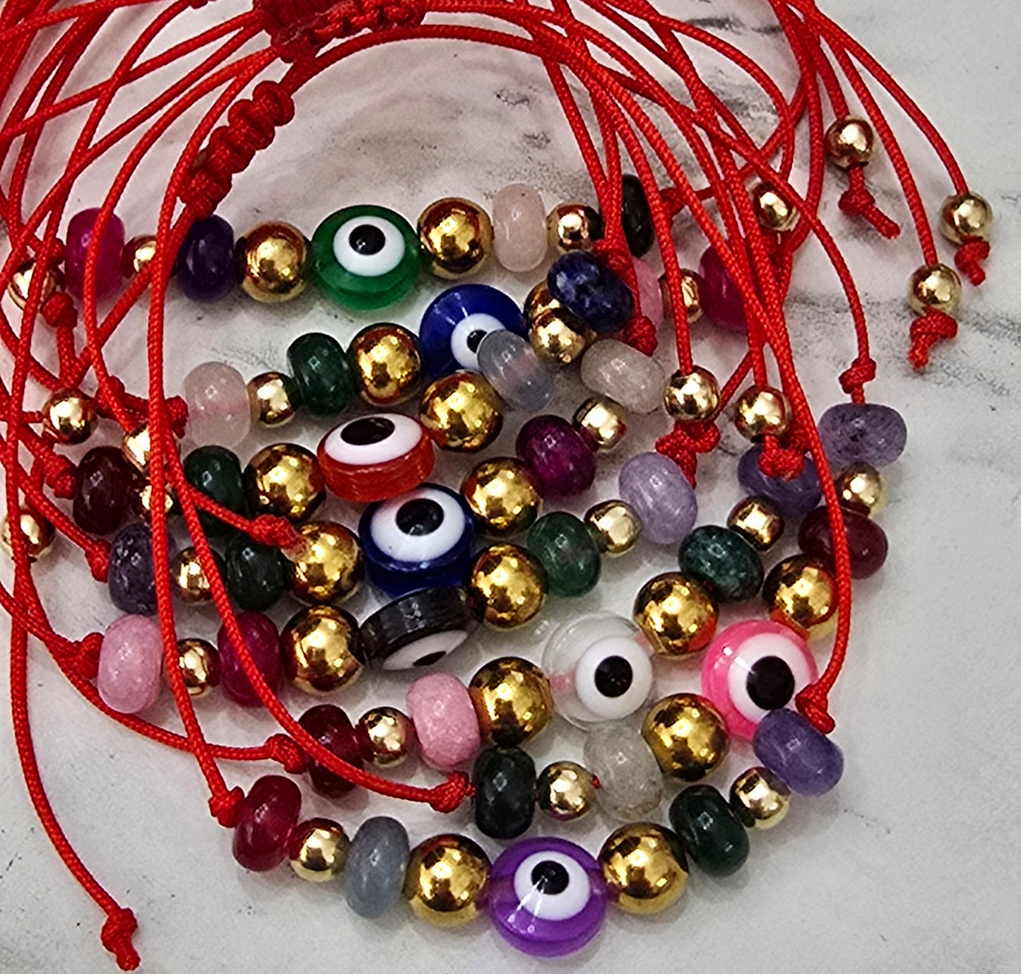 Pulsera roja de ojitos