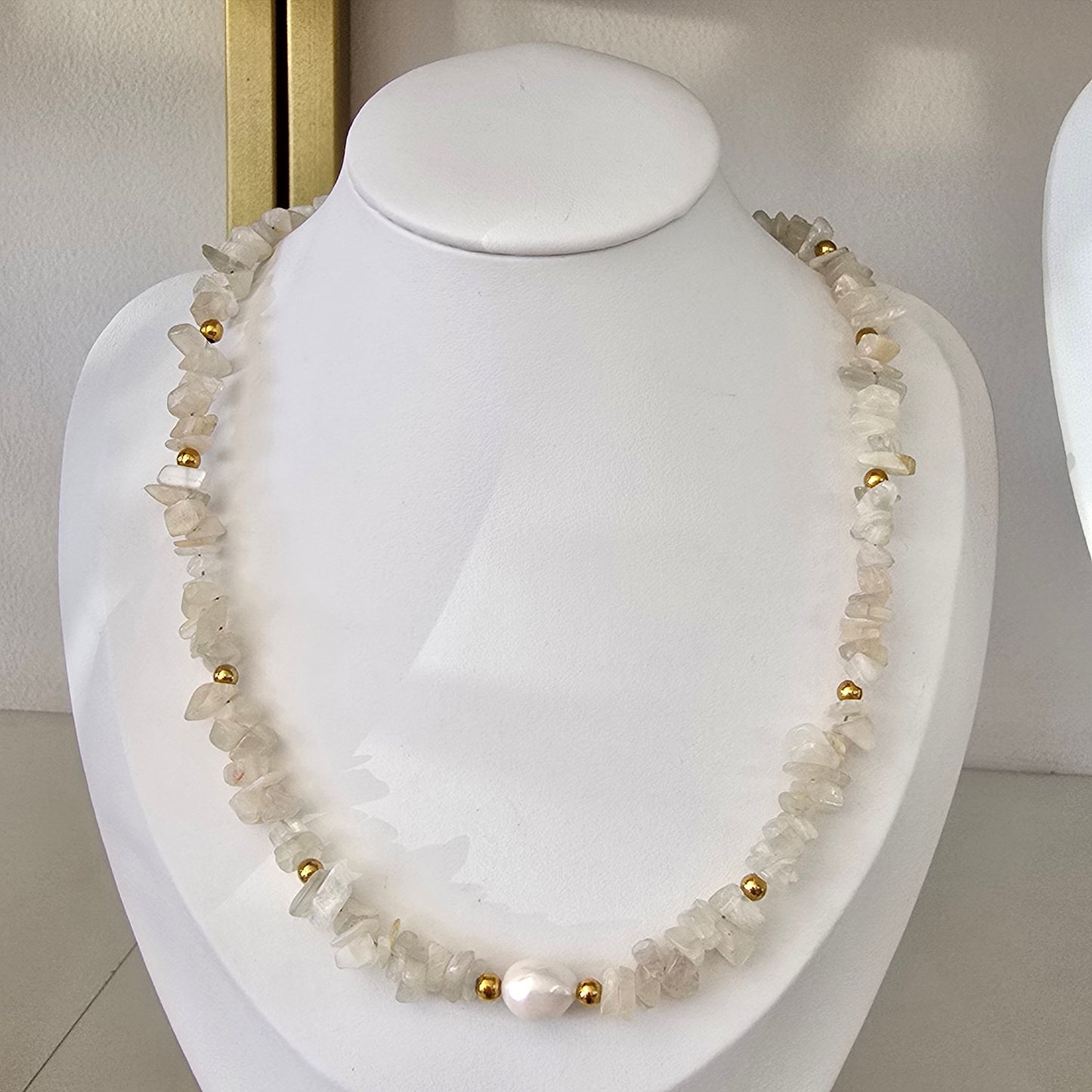 Collar cuarzo y perla tono blanco