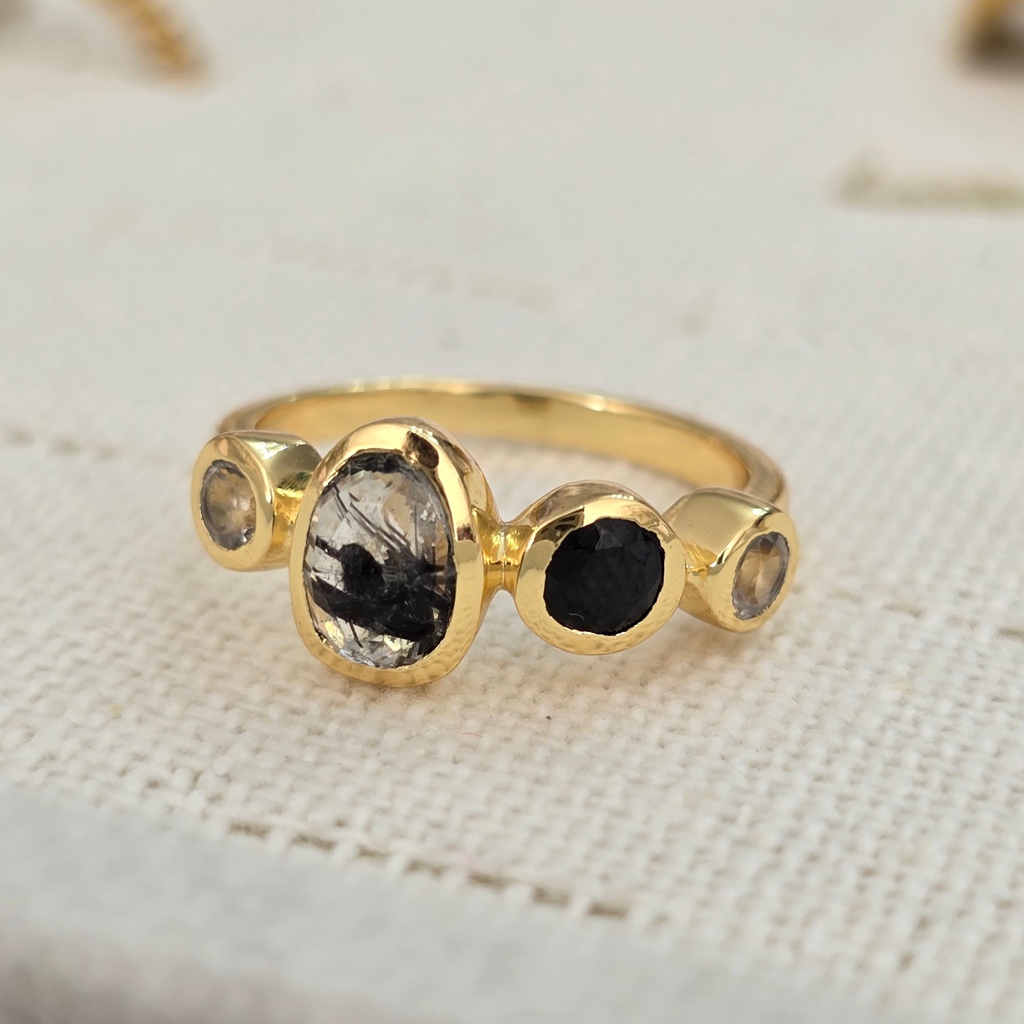 Anillo onix y cuarzo blanco