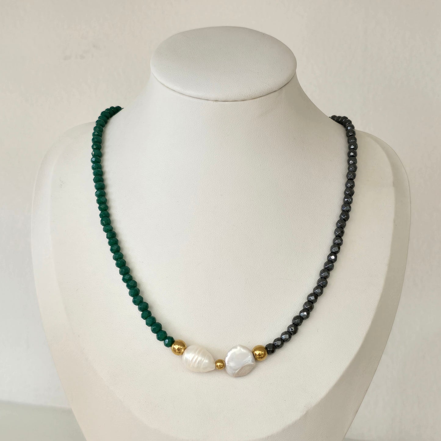 Collar hematita con cristal verde