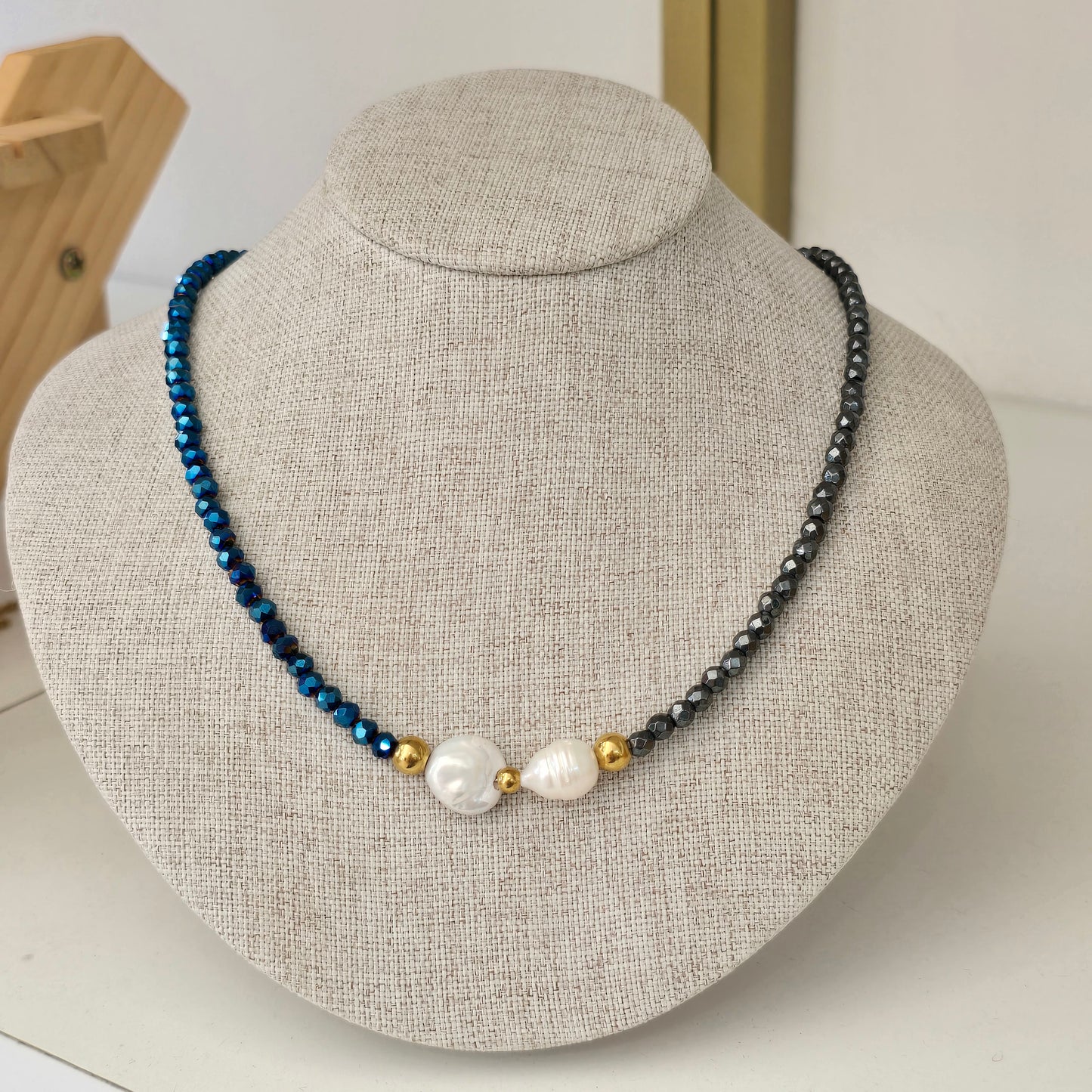 Collar de hematita con cristal azul