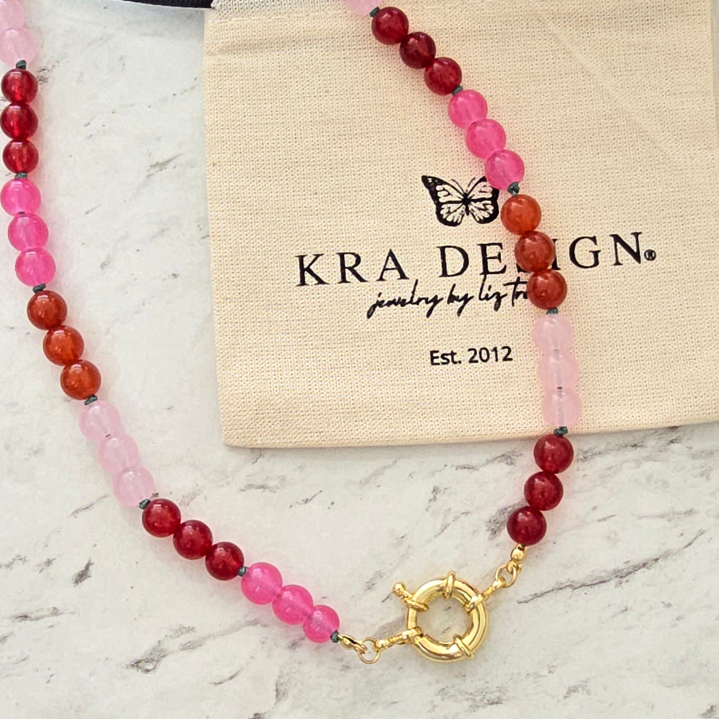 Collar broche en medio tono rosado