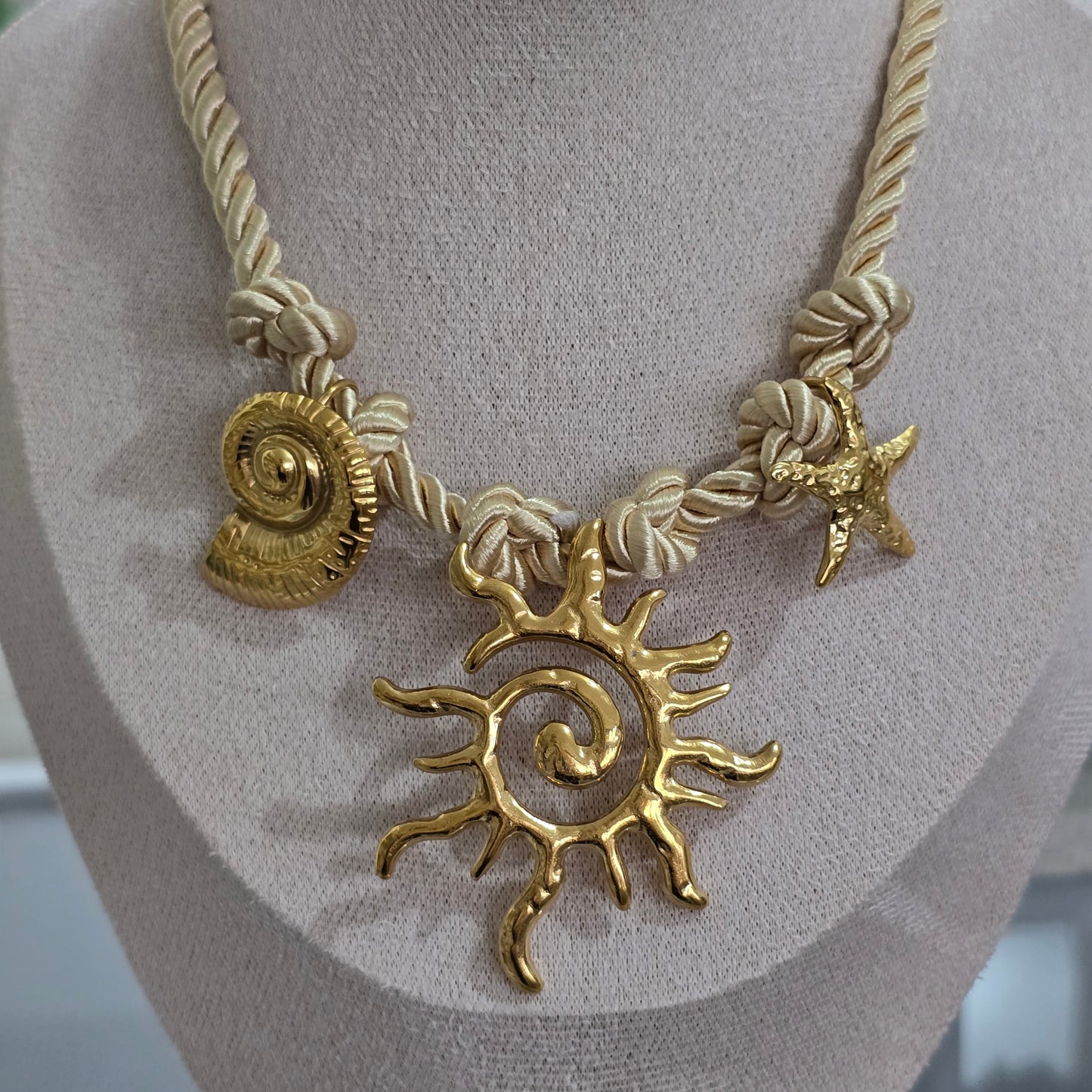 Collar triple de sol