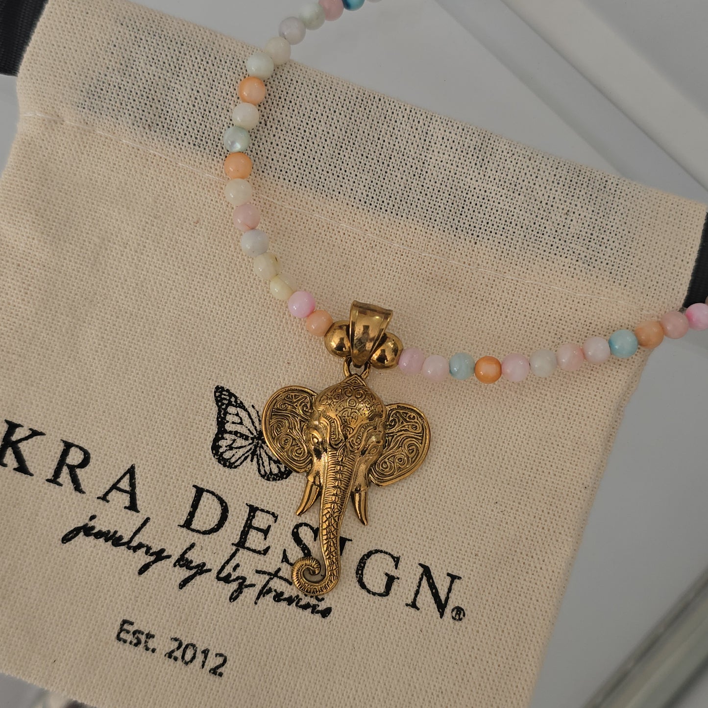 Collar de elefante en conchas