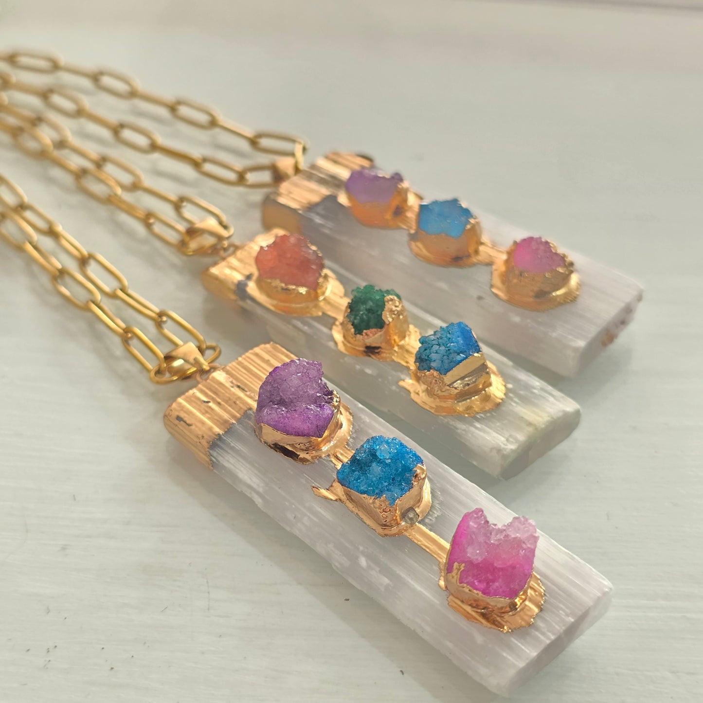 Selenitas con druzys de colores