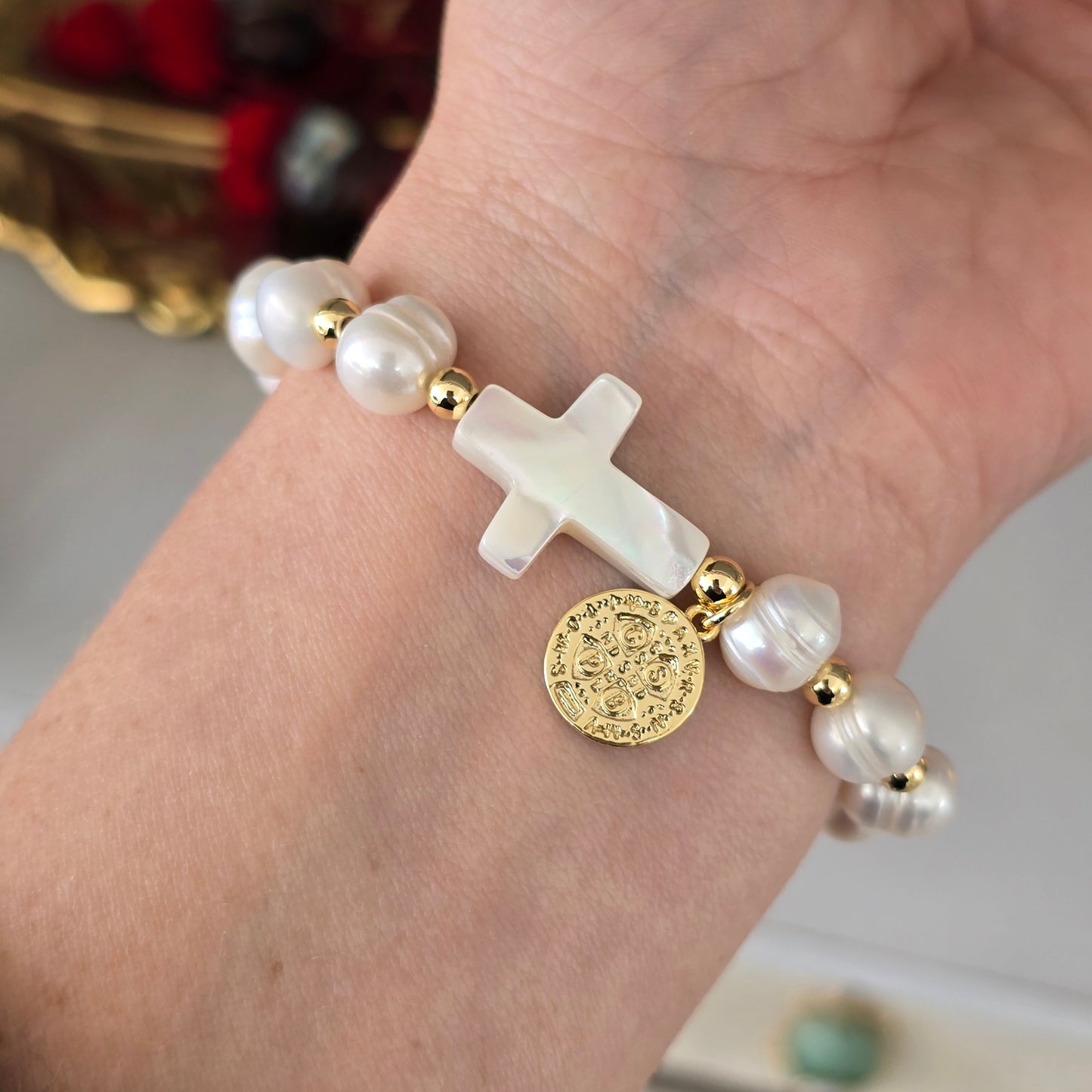 Pulsera de perlas con cruz y san benito