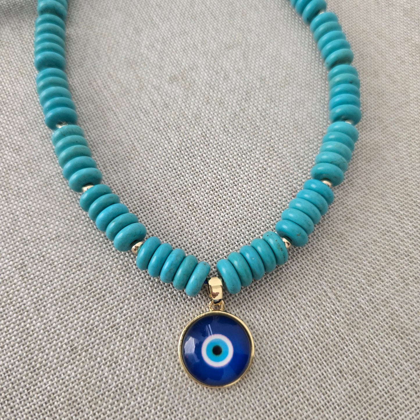 Collar corto piedra howlita con ojo azul