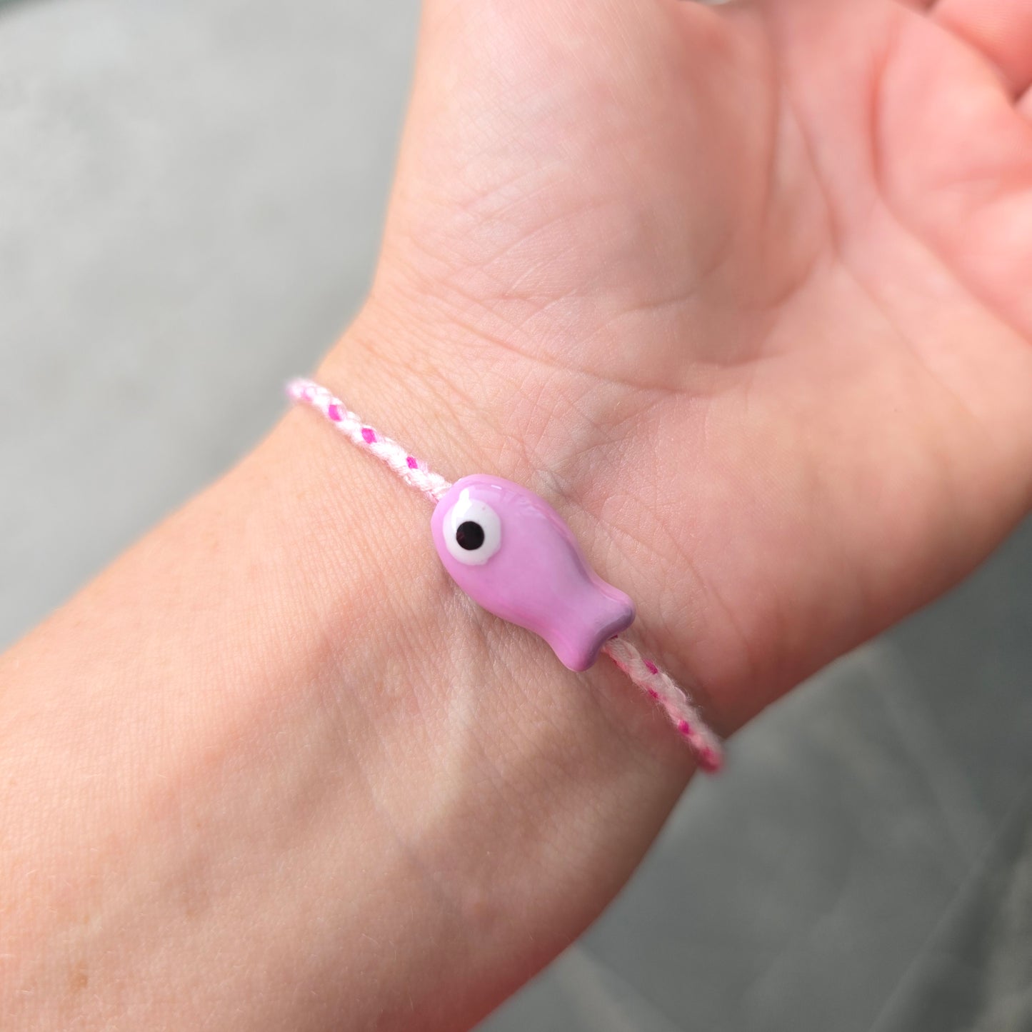 Pulsera de pescado lila en ceramica