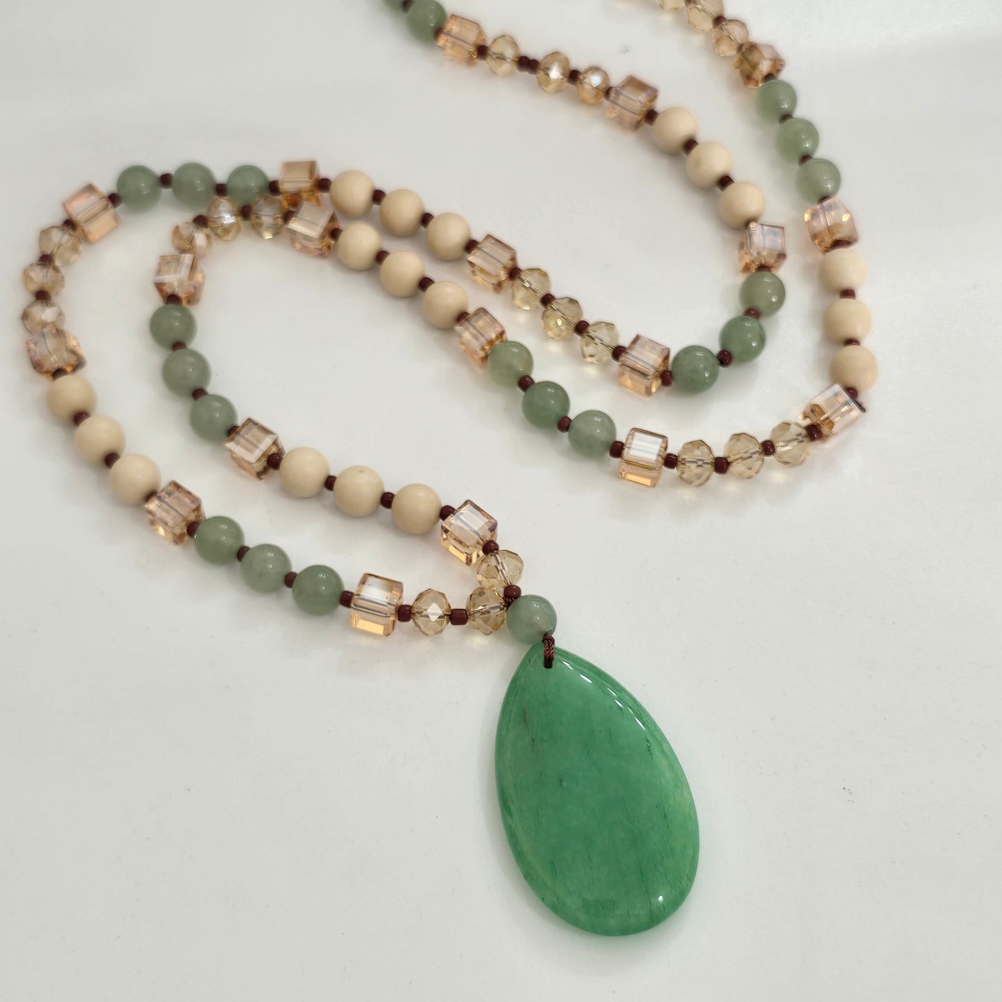 Collar de jade verde