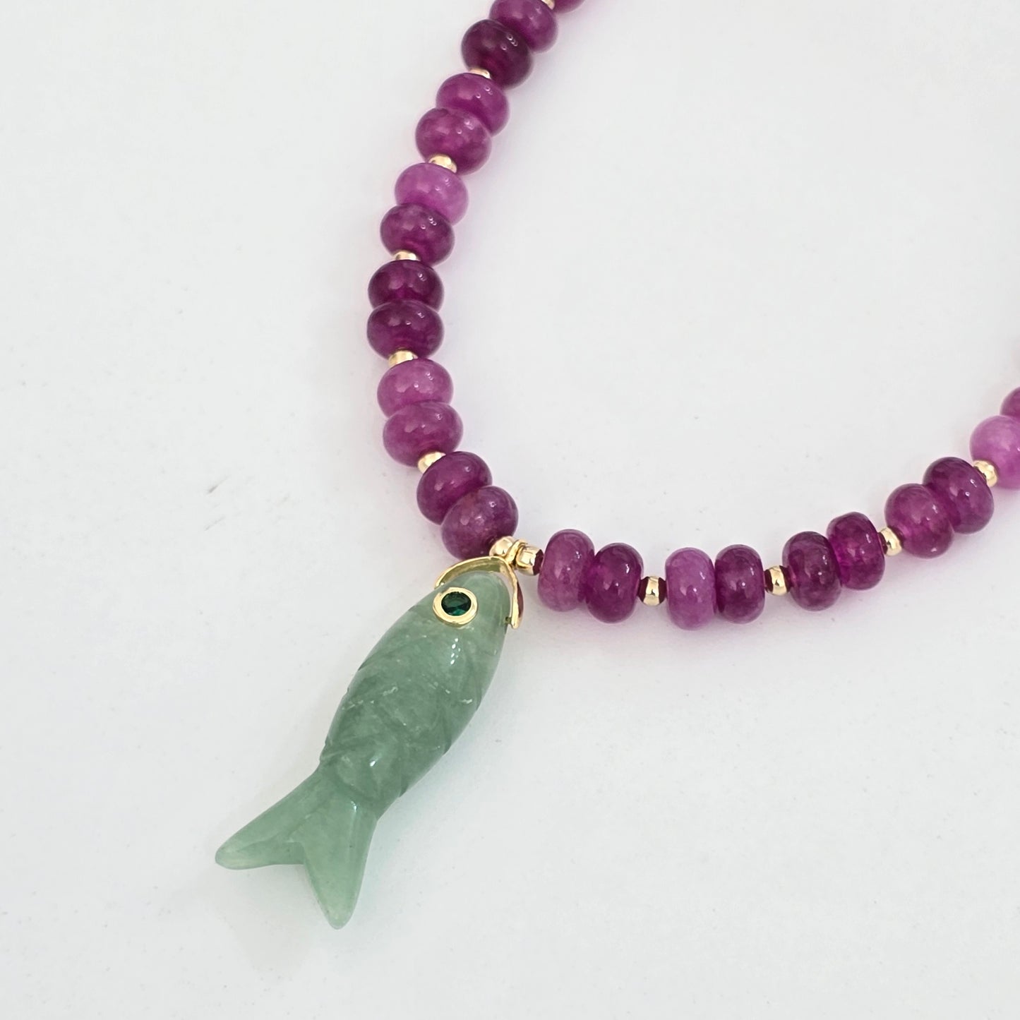 Collar pez verde en jade morado