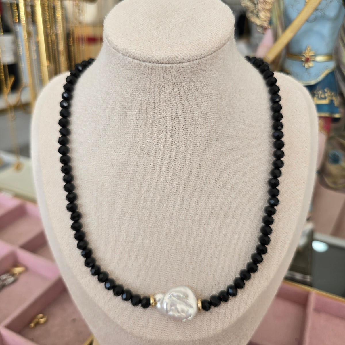 Collar perla barroca con cristal negro