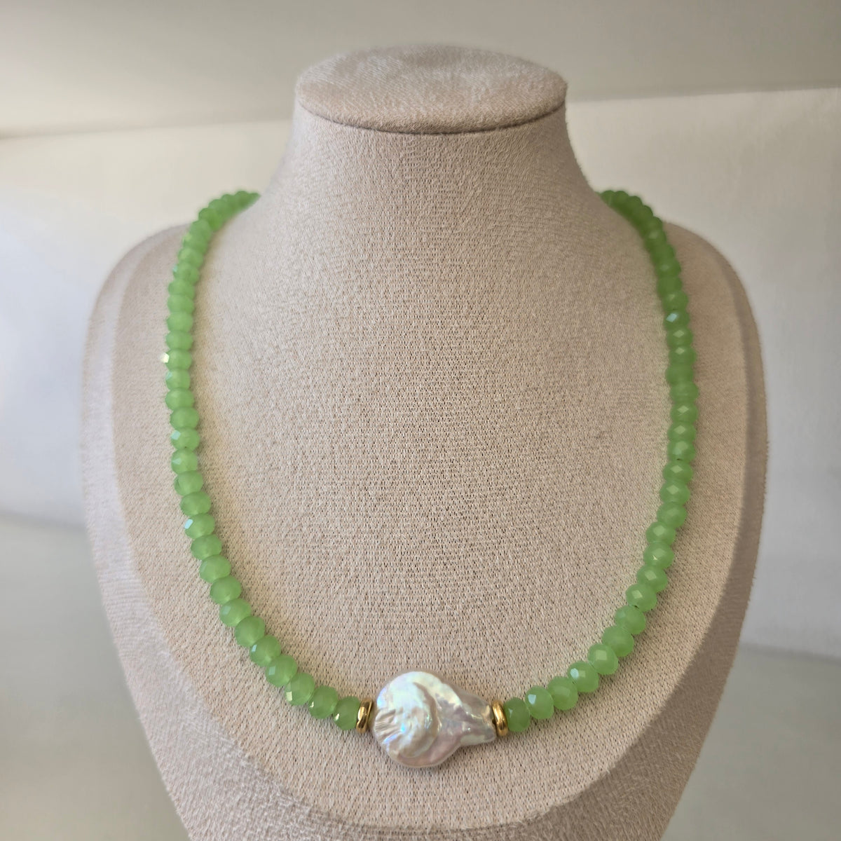 Collar de perla barroca con cristal verde
