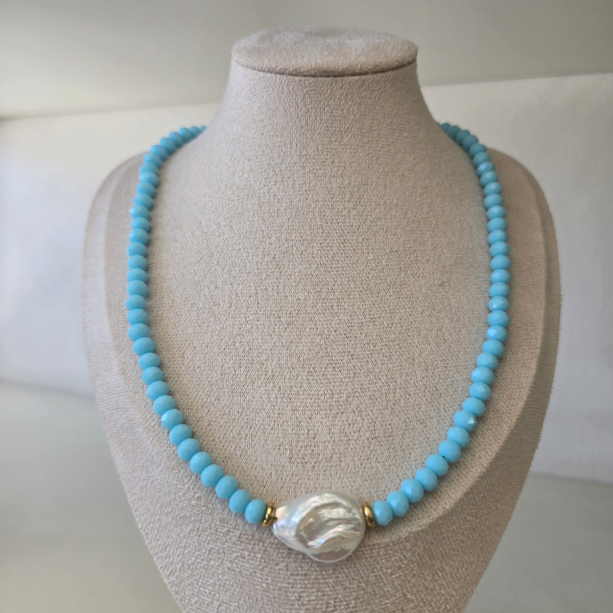 Collar de perla barroca con cristal aqua