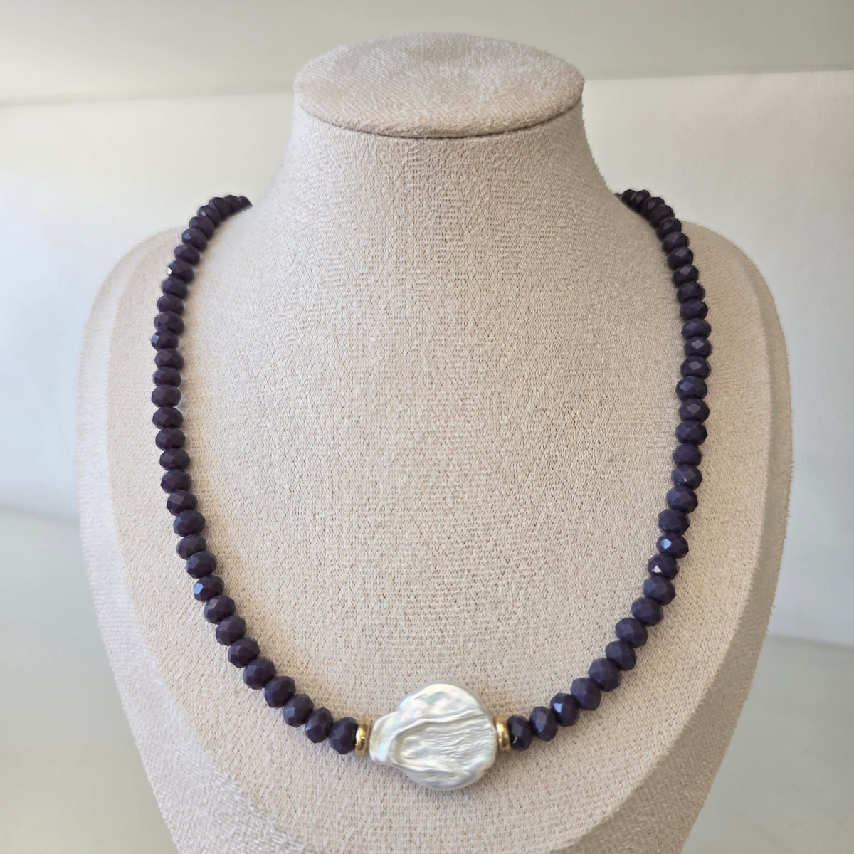 Collar de perla barroca con cristal morado