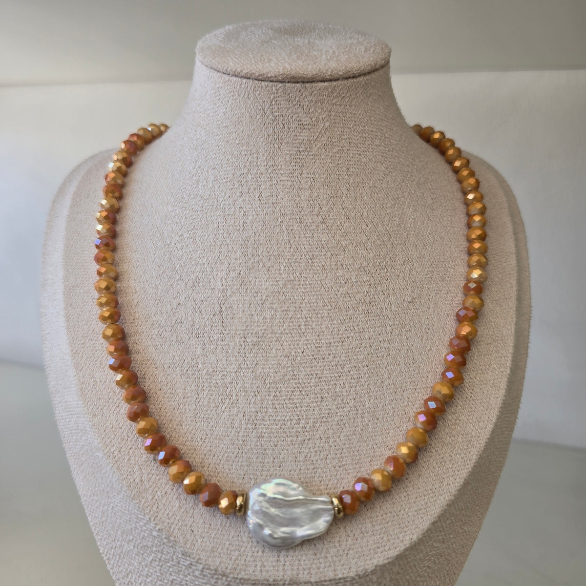 Collar de perla barroca con cristal naranja