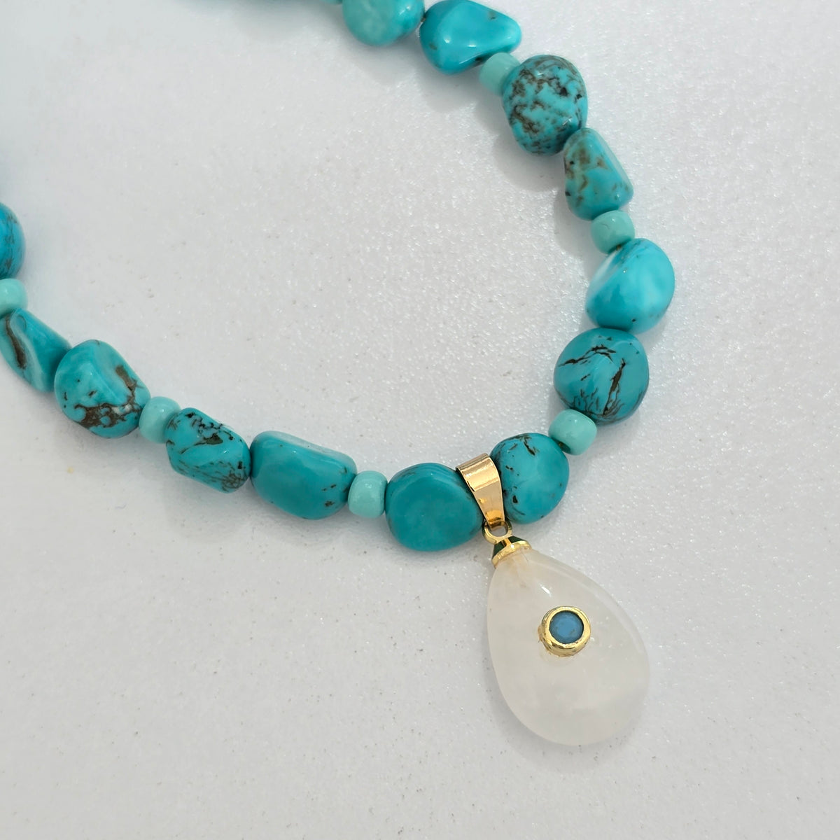 Collar turquesa con gota cuarzo blanco