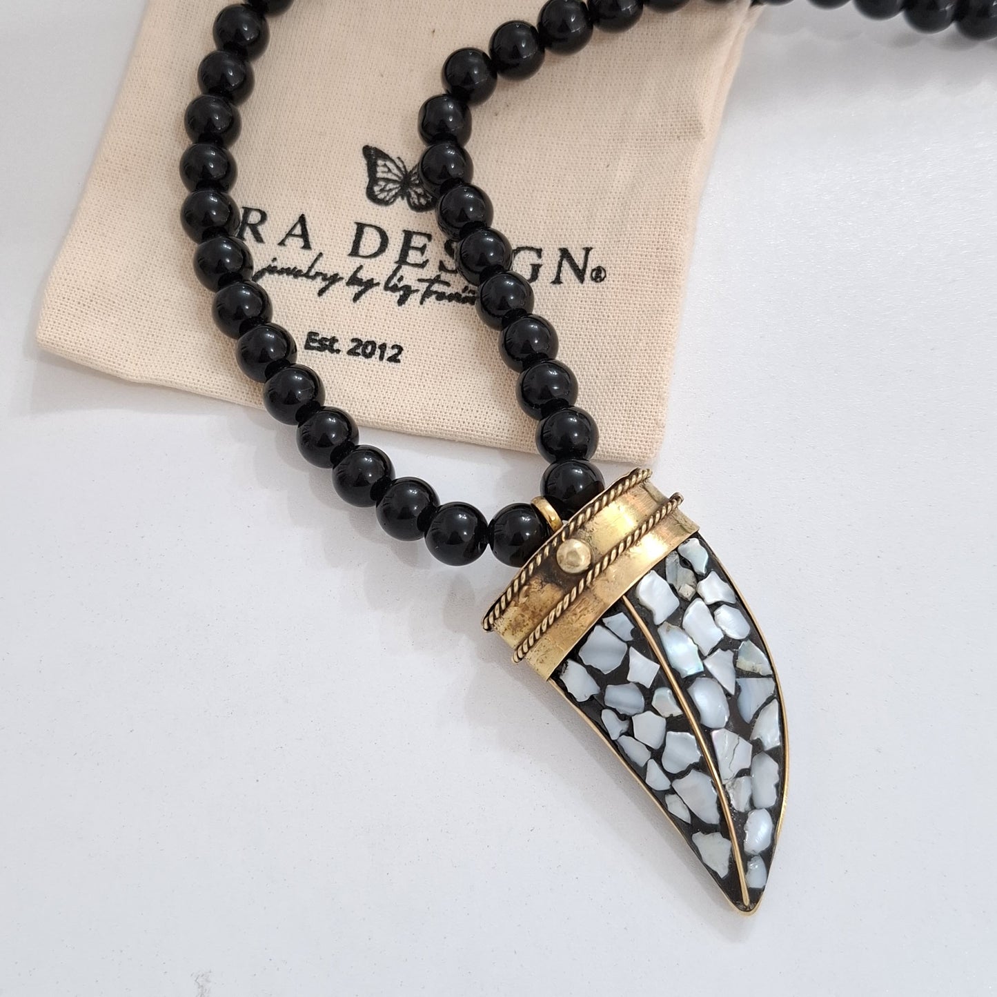 Collar colmillo blanco tibetano