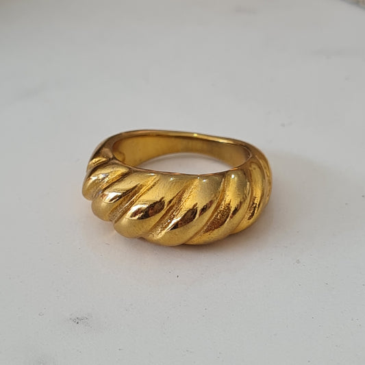 CROISSANT RING