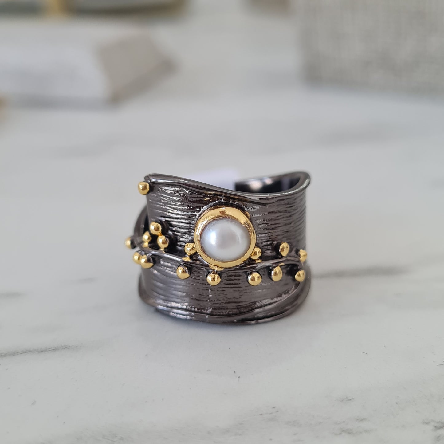 Anillo negro con perla