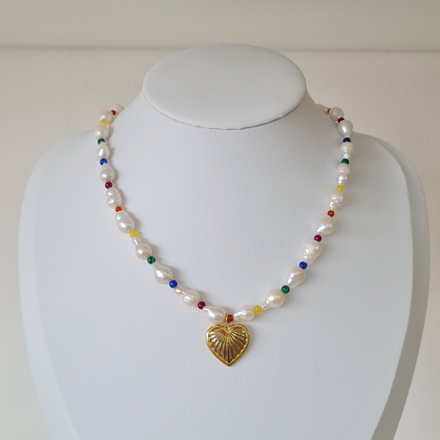 Collar colores y perlas de corazon