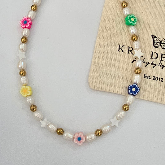 Collar de perlas y flores
