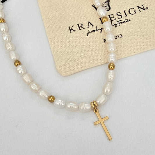 Collar de perlas y cruz