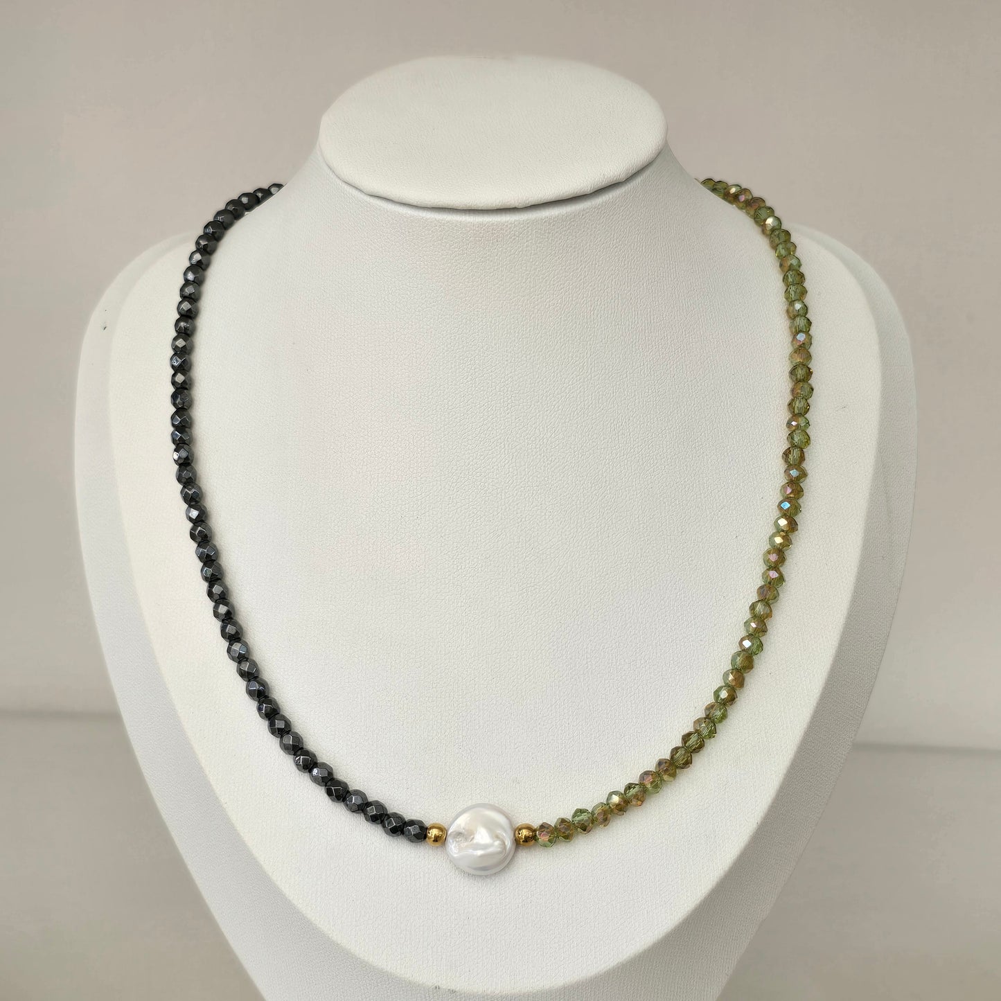 Collar hematita con perla barroca