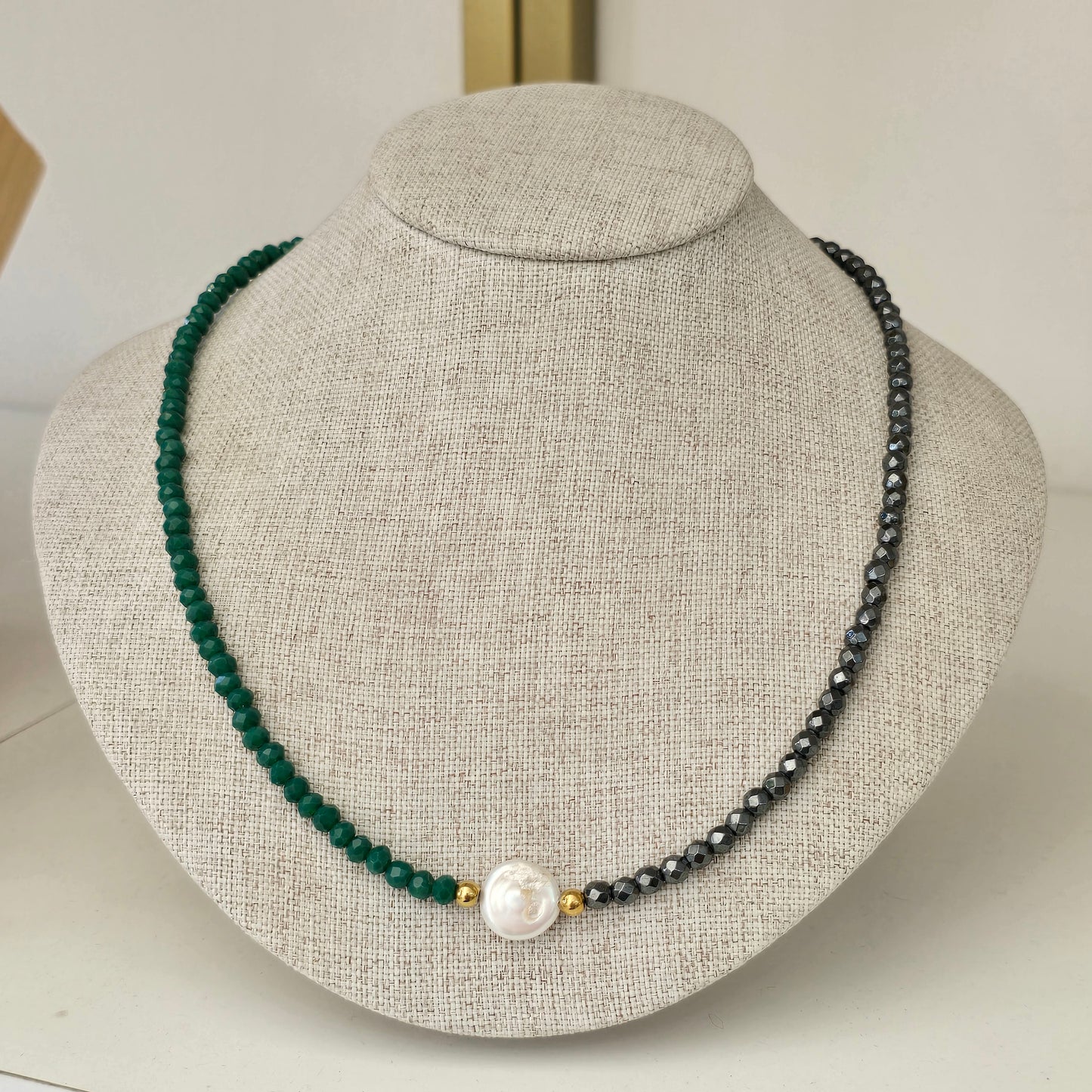 Collar hematita y cristal verde de perla barroca