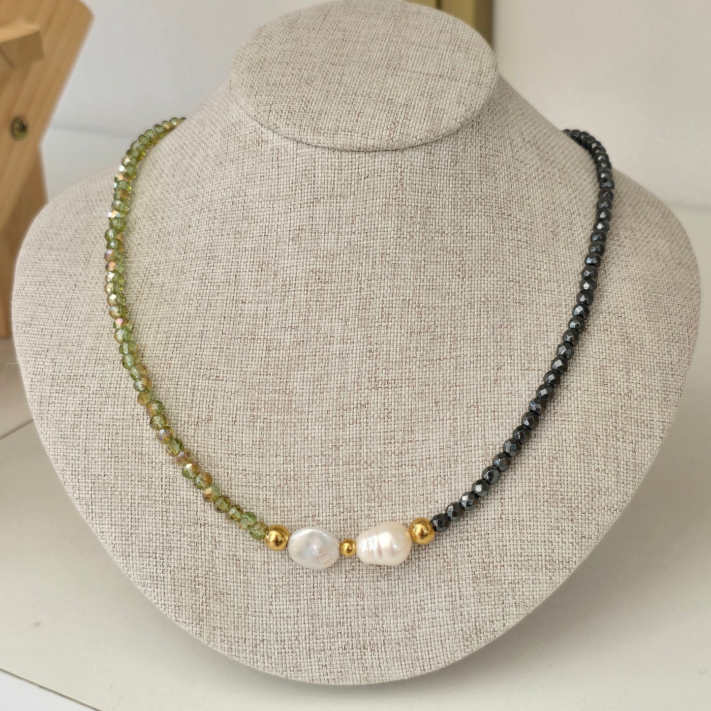 Collar de hematita con cristal verde tornasol