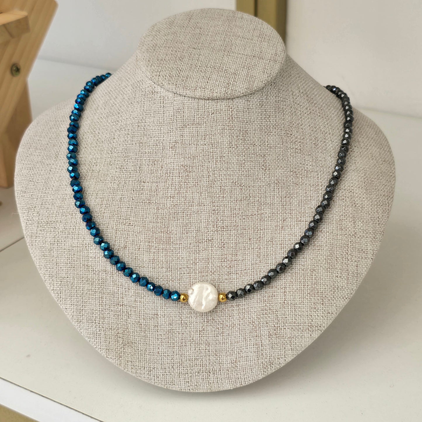 Collar de hamatita con cristal azul de perla barroca