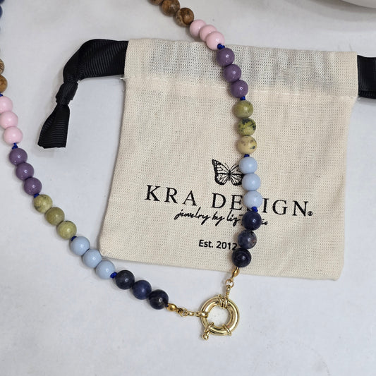 Collar broche medio tonos pastel