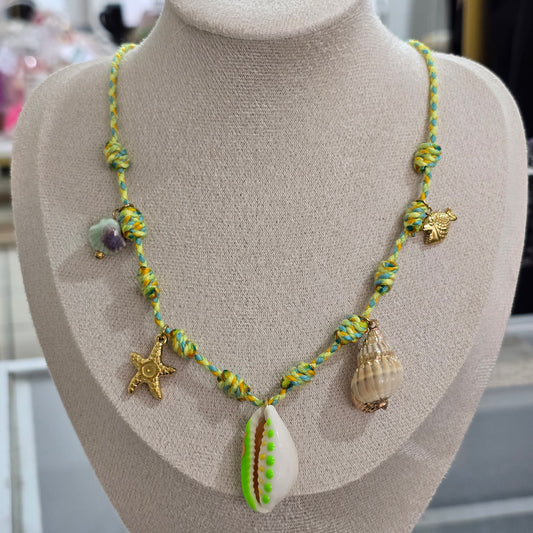 Collar enudado verde de conchas