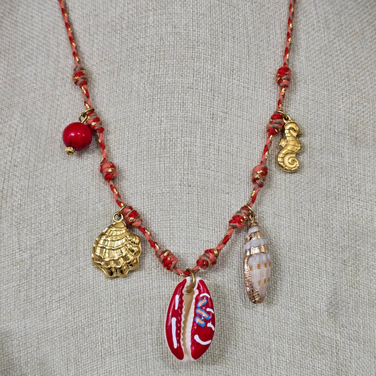 Collar enudado rojo de conchas
