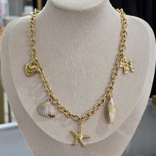 Collar multicharms de conchas