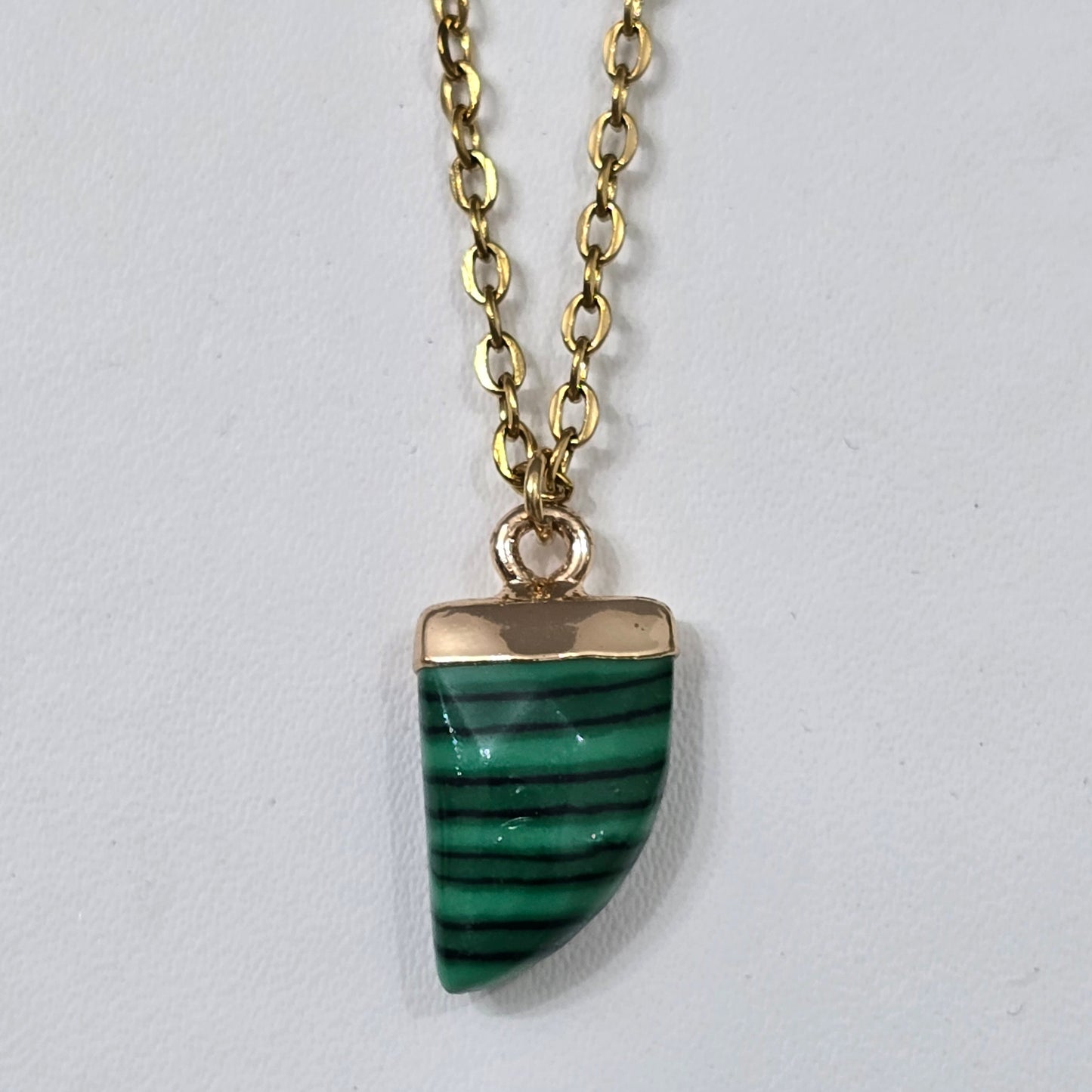 Cadena colmillo malaquita