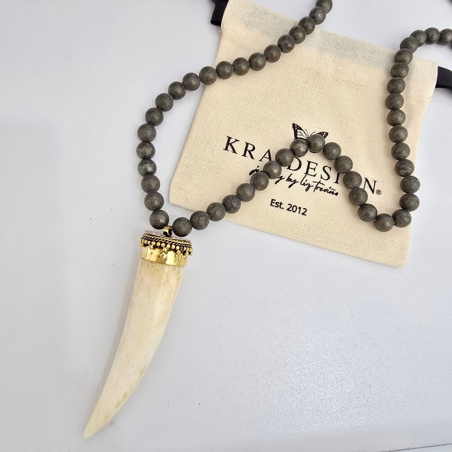 Colmillo hueso en pirita