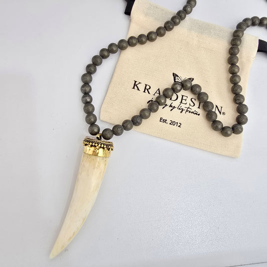 Colmillo hueso en pirita