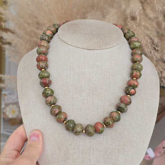 Collar corto de piedra natural