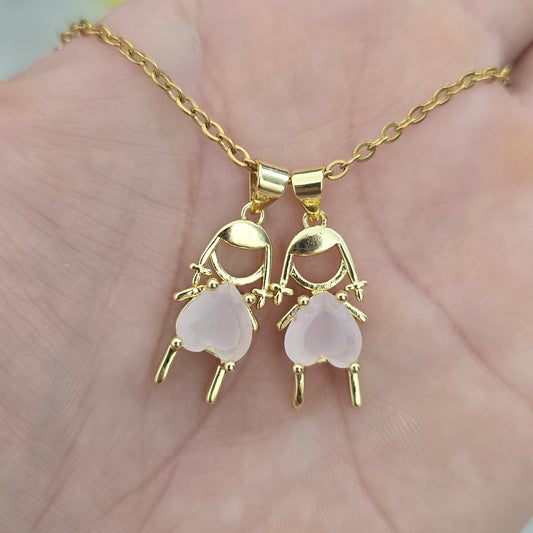 Cadena con 2 niñas