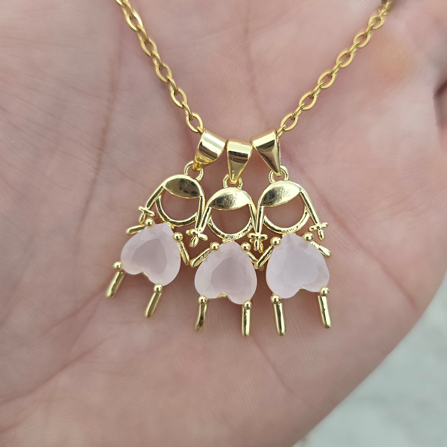 Cadena con 3 niñaa