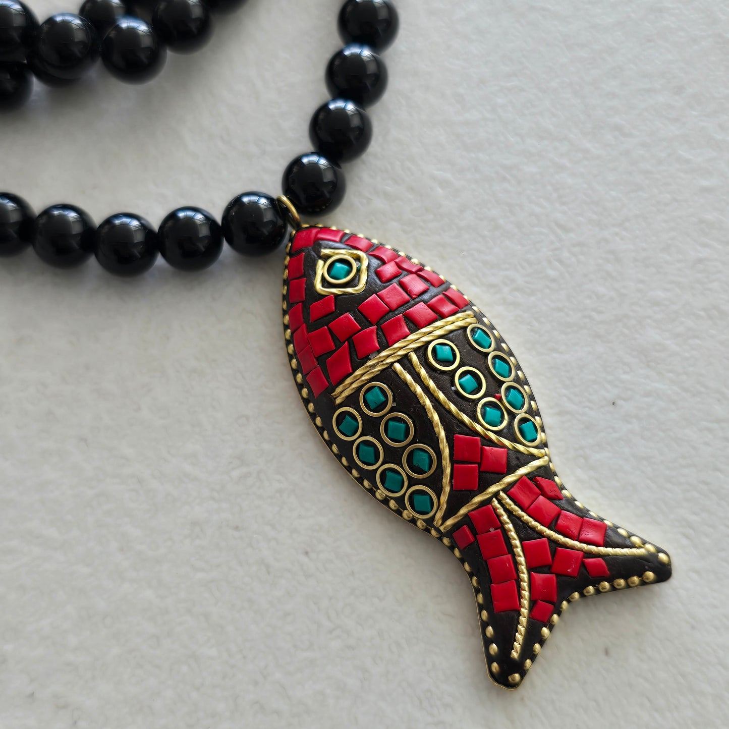 Pescado rojo en piedra onix