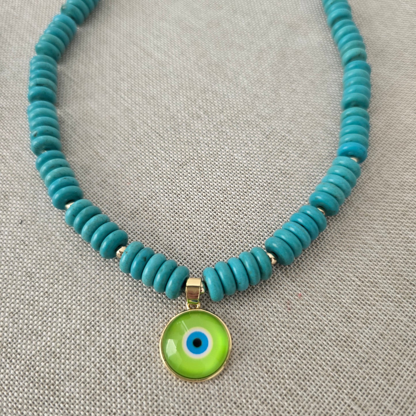 Collar corto piedra howlita con ojo verde