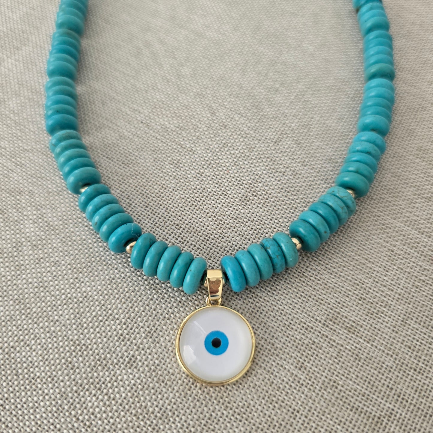 Collar corto piedra howlita con ojo blanco
