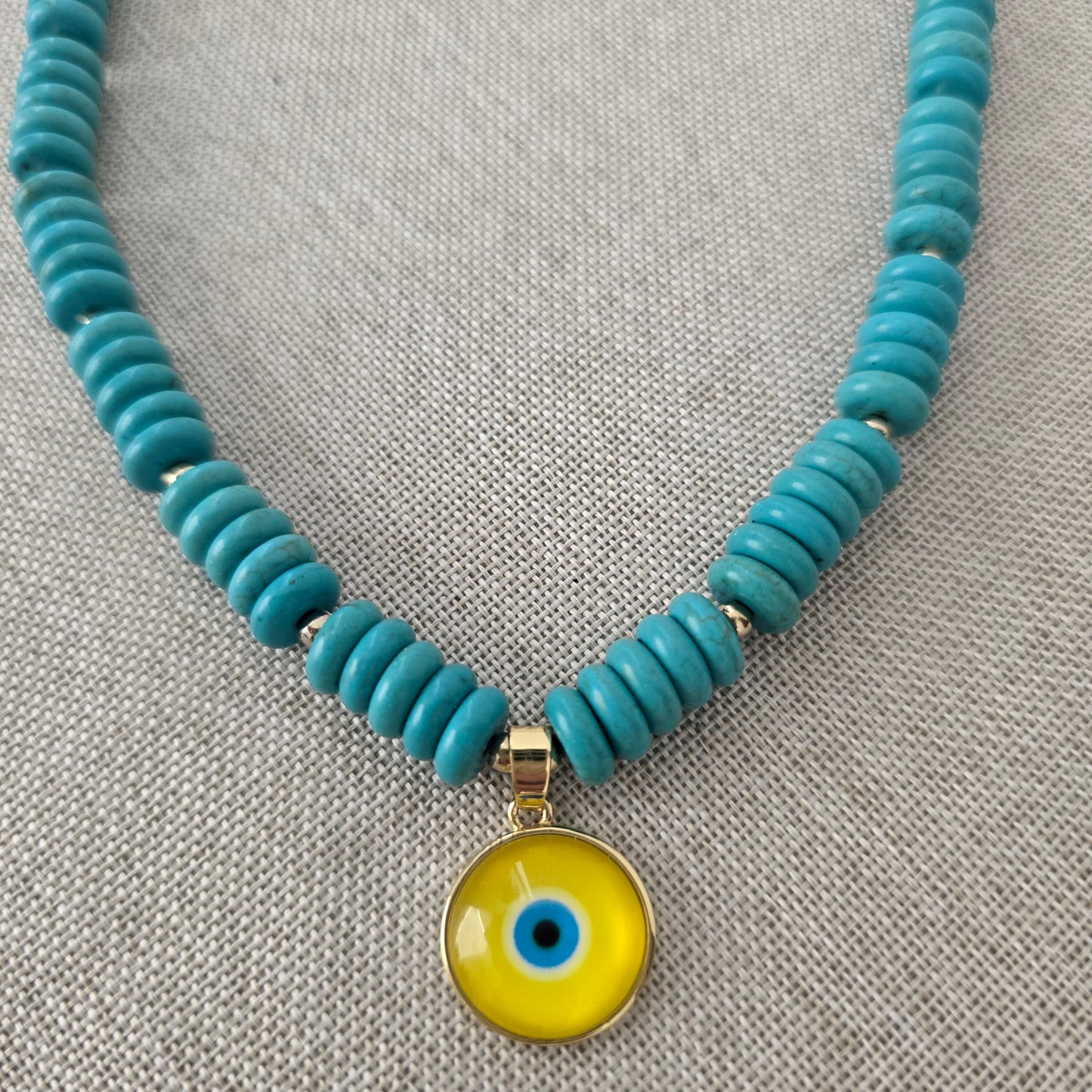 Collar corto piedra howlita con ojo amarillo