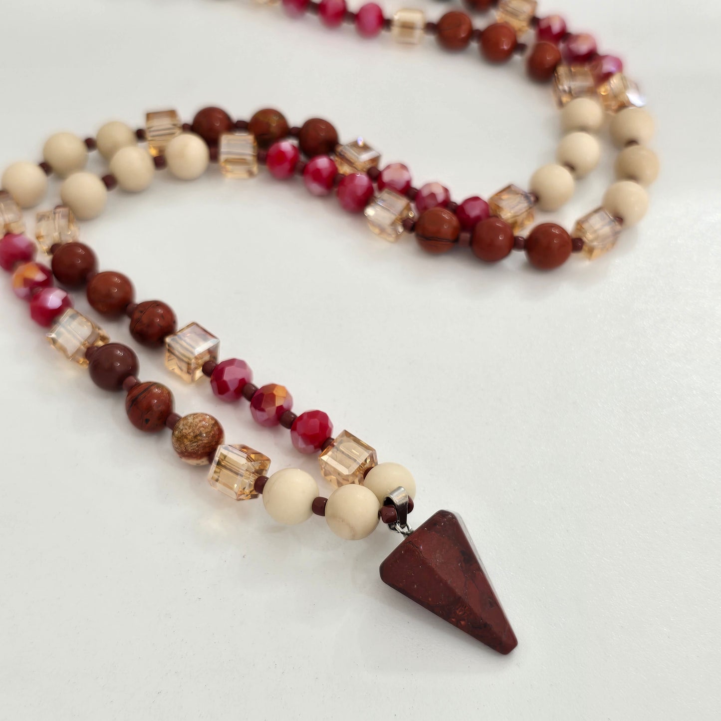 Collar pendulo rojo de piedra natural