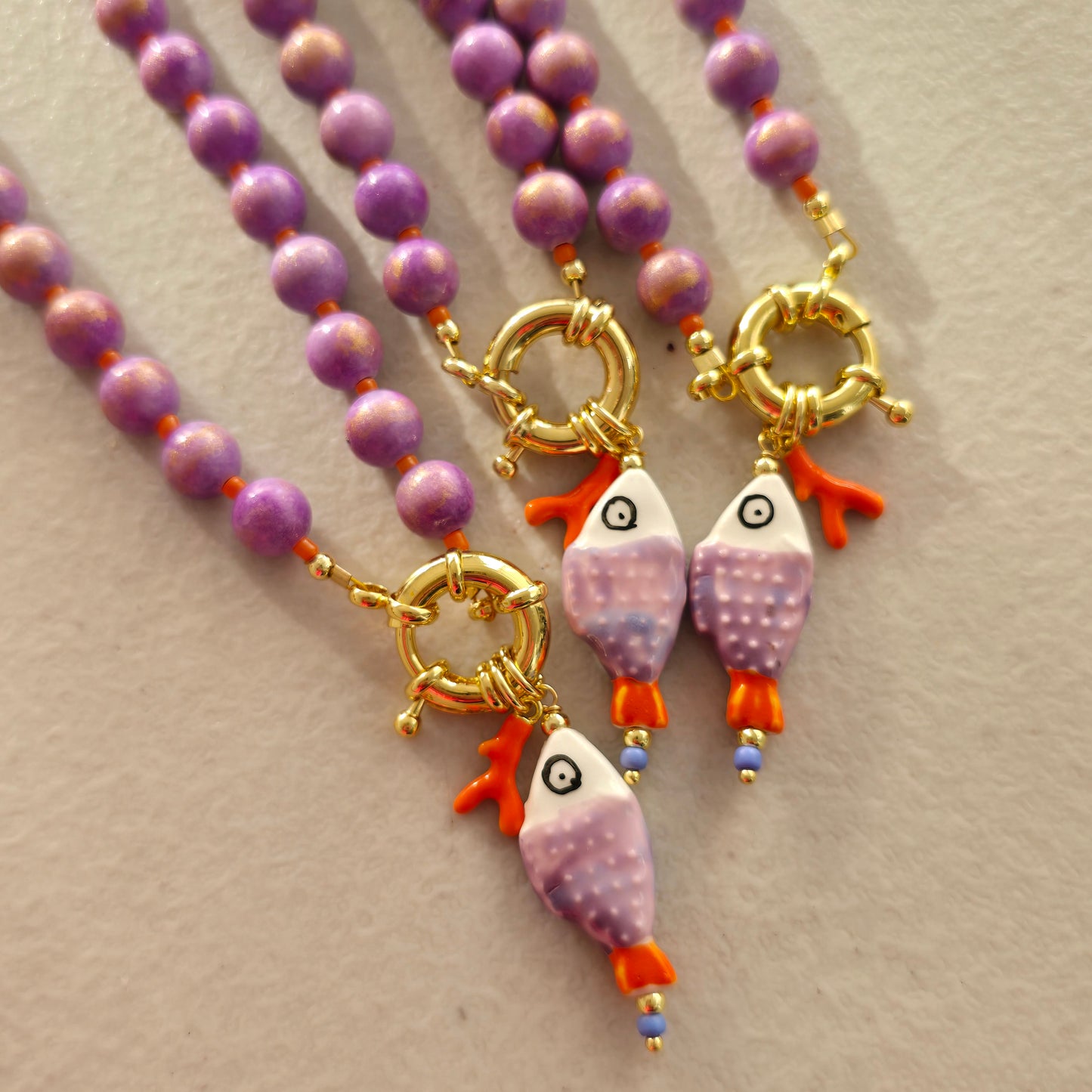 Collar cuarzo lila con pez naranja