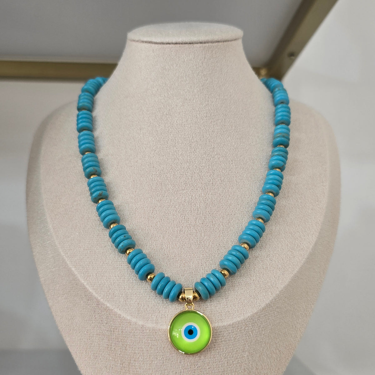 Collar ojo verde
