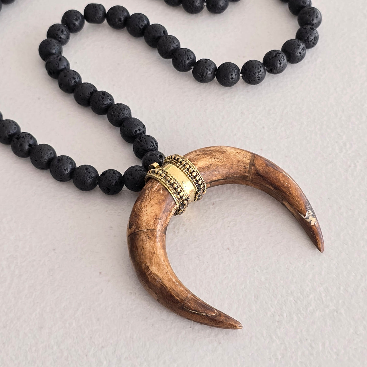 Collar cuerno cafe