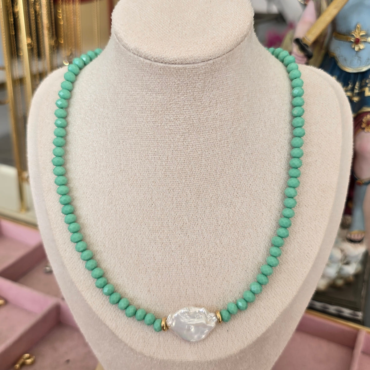Collar perla barroca con cristal verde menta